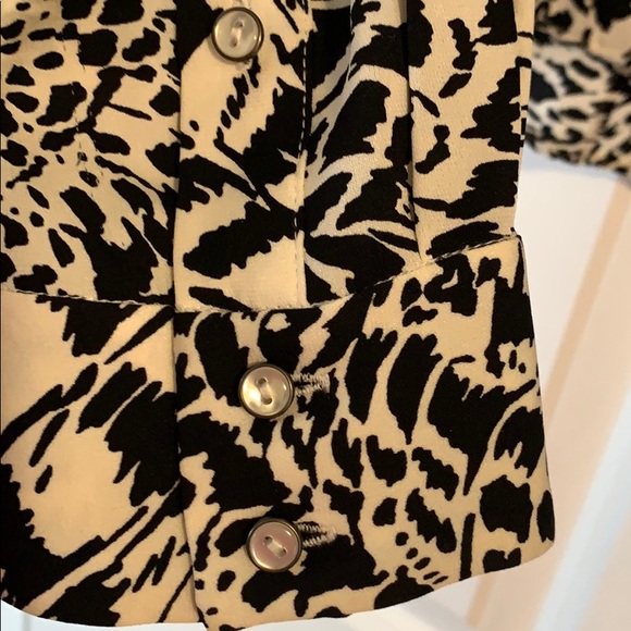 Silk Elie Tahari v neck blouse. Animal print - Picture 5 of 11